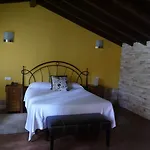 Rural Isasi מלון *